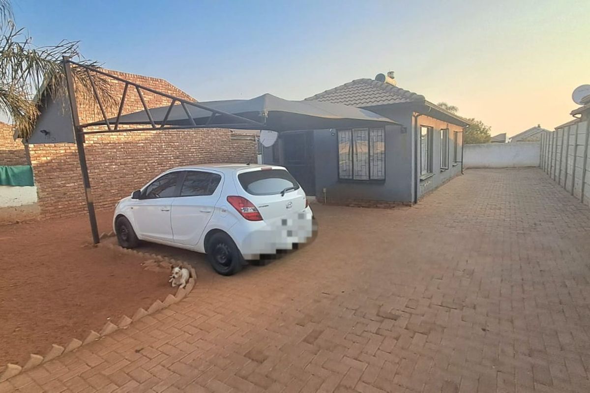 House For Sale in Soshanguve East - Photo 3