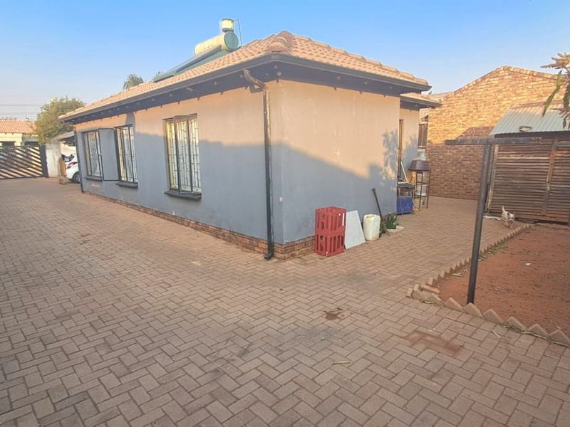 House For Sale in Soshanguve East - Photo 5