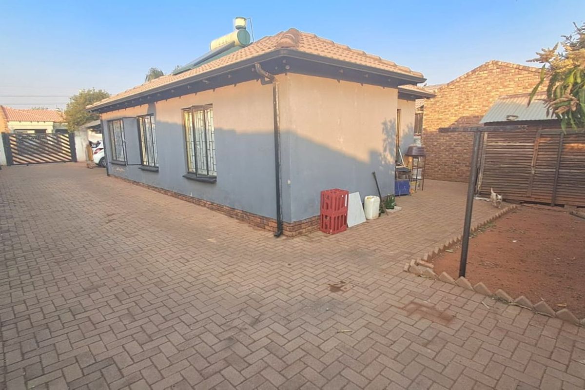 House For Sale in Soshanguve East - Photo 5