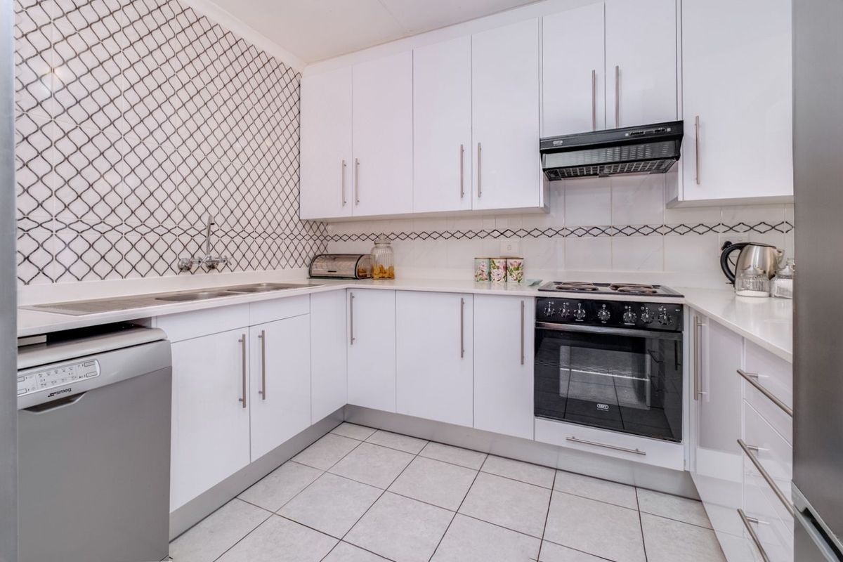 Townhouse For Sale in Wilgeheuwel - Photo 3