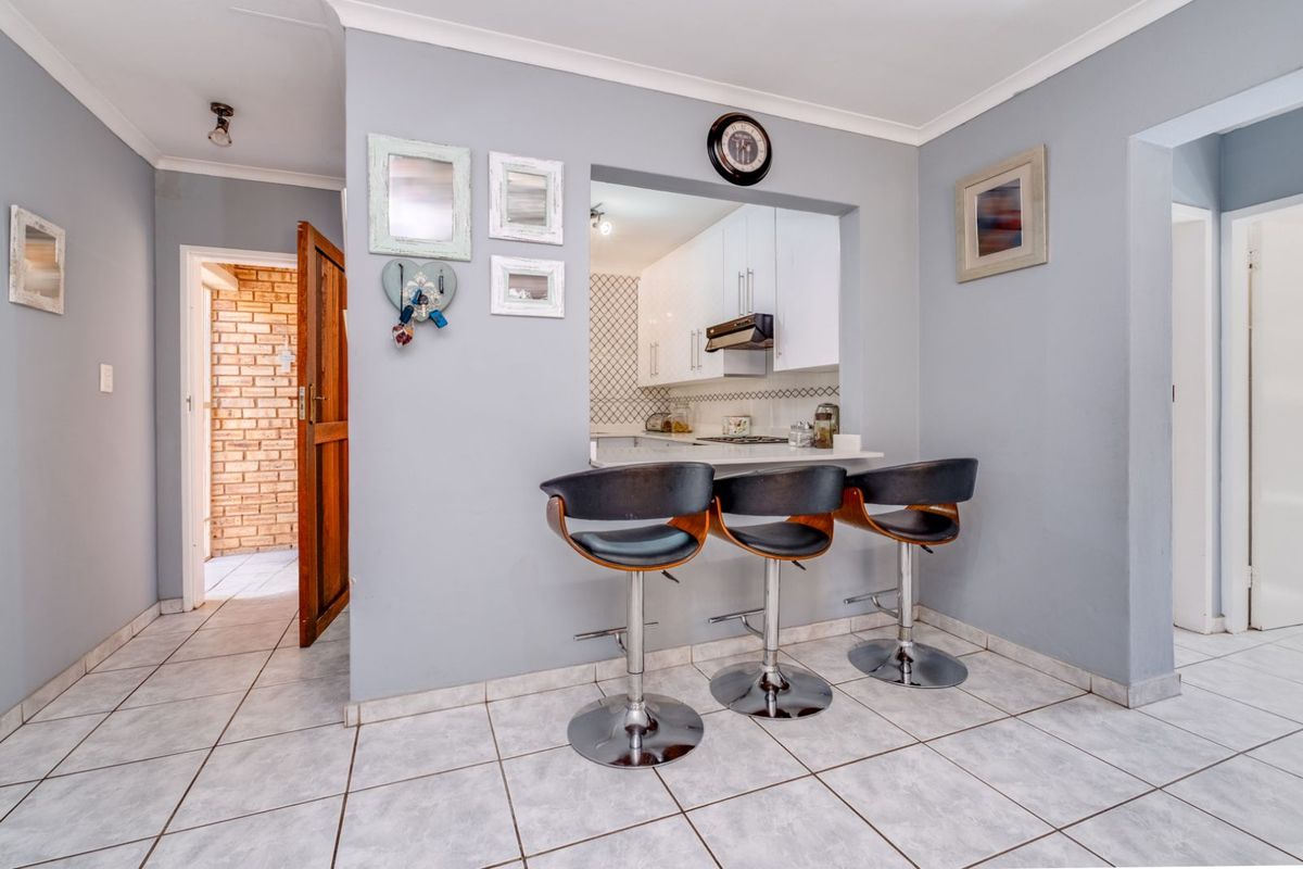 Townhouse For Sale in Wilgeheuwel - Photo 5