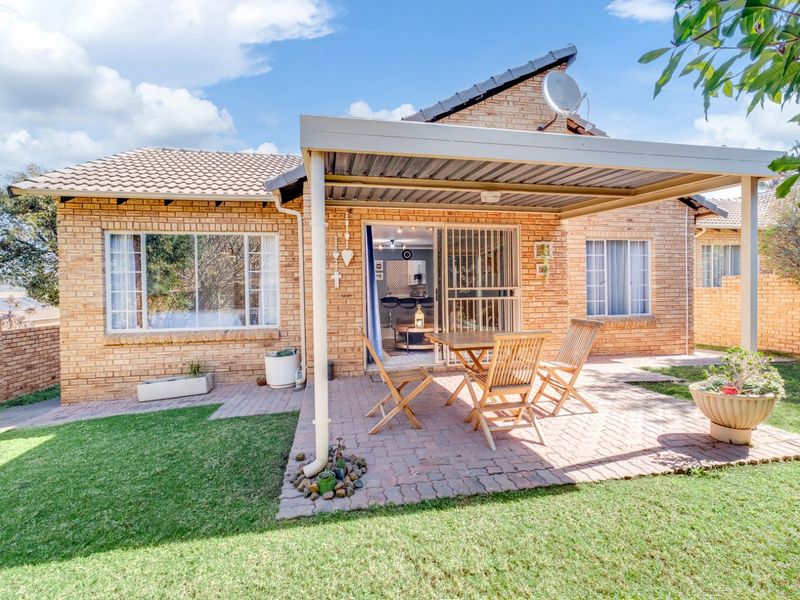 Townhouse For Sale in Wilgeheuwel - Photo 2