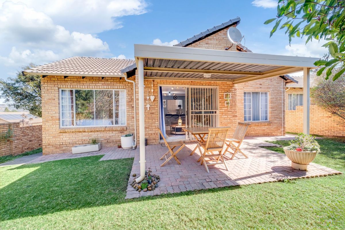 Townhouse For Sale in Wilgeheuwel - Photo 2