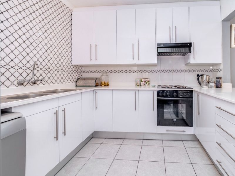 Townhouse For Sale in Wilgeheuwel - Photo 4