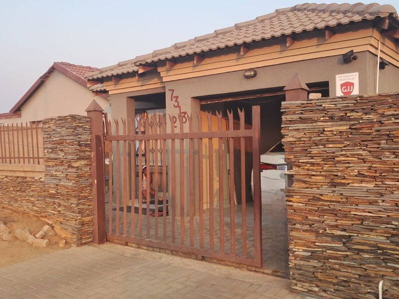 House For Sale in Soshanguve East - Photo 2