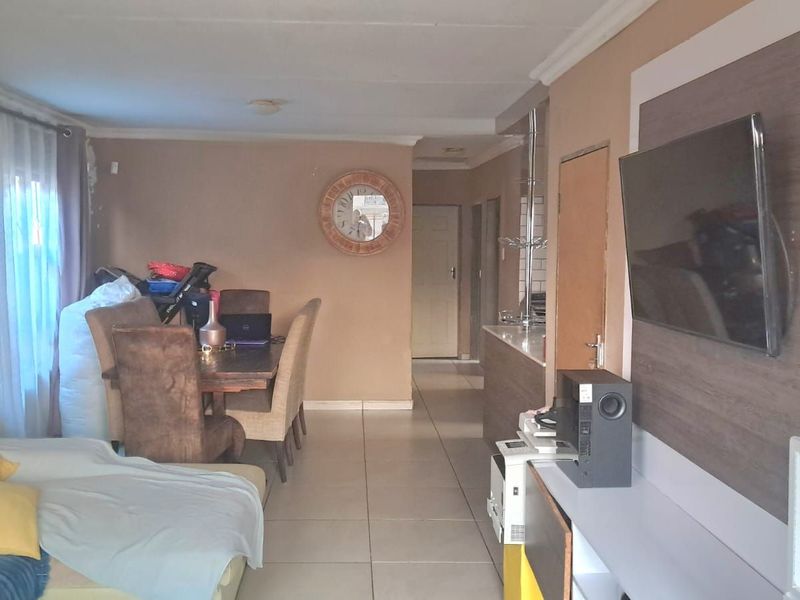 House For Sale in Soshanguve East - Photo 4