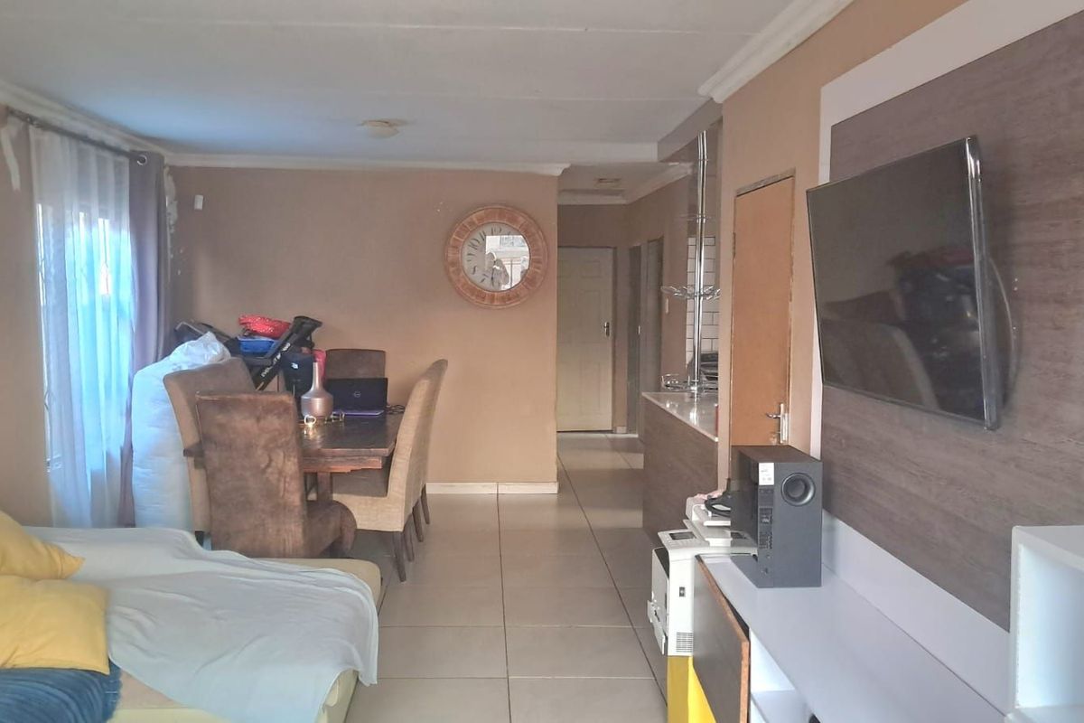 House For Sale in Soshanguve East - Photo 4