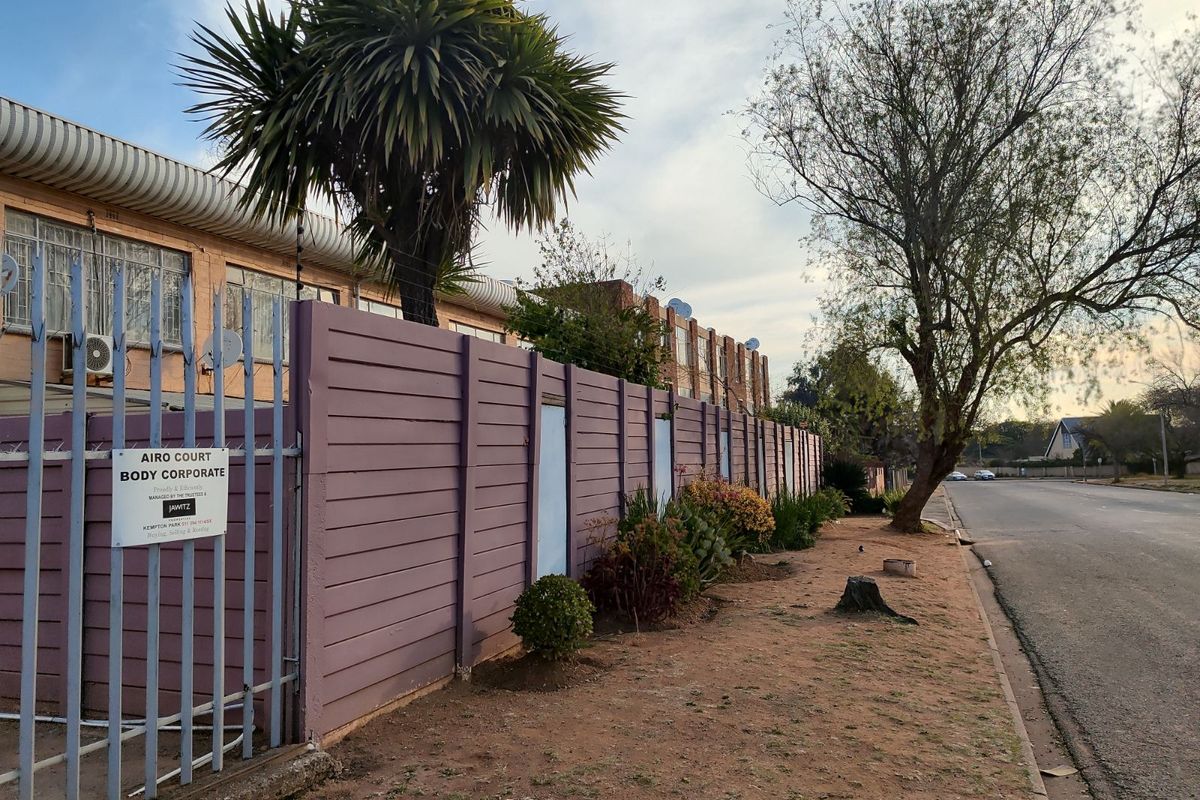 Townhouse For Sale in Kempton Park AH - Photo 2