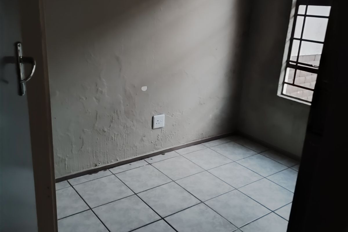 Townhouse For Sale in Norkem Park - Photo 2