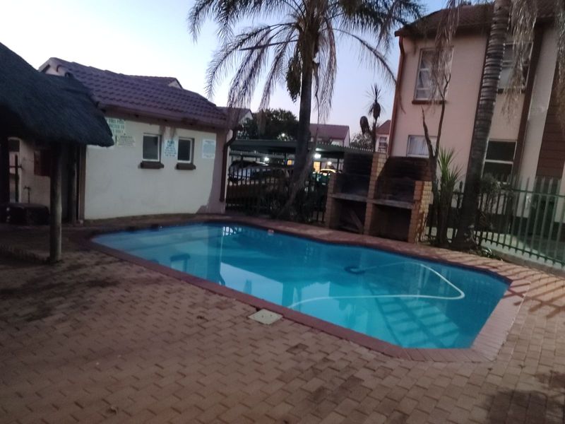 Townhouse For Sale in Norkem Park - Photo 6