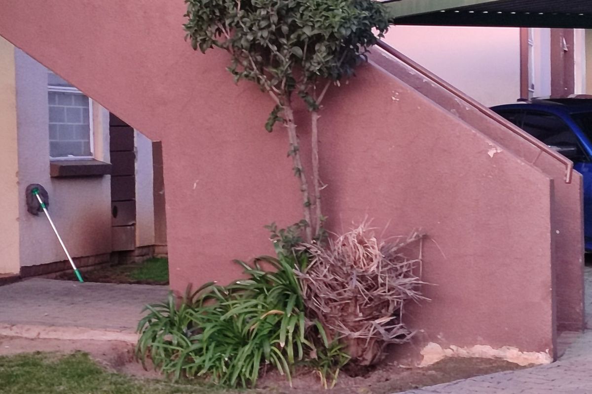 Townhouse For Sale in Norkem Park - Photo 3