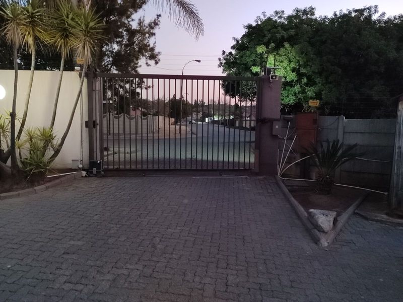 Townhouse For Sale in Norkem Park - Photo 5