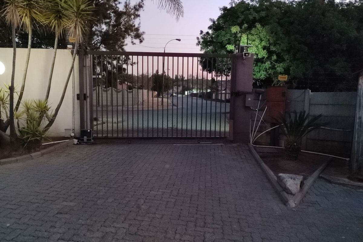 Townhouse For Sale in Norkem Park - Photo 5