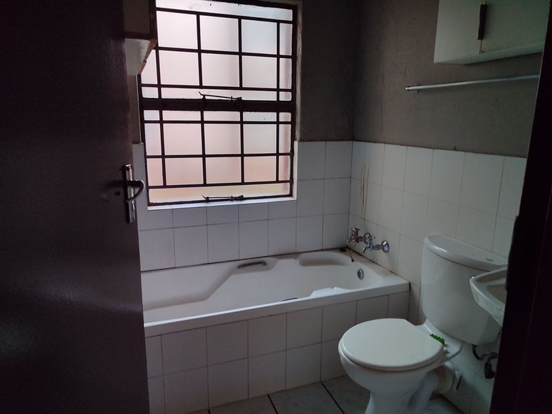 Townhouse For Sale in Norkem Park - Photo 10