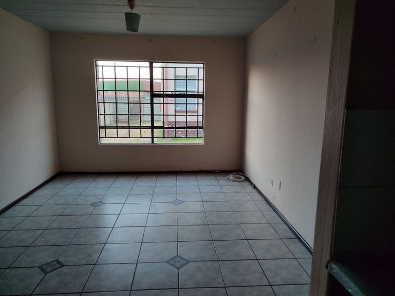 Townhouse For Sale in Norkem Park - Photo 9