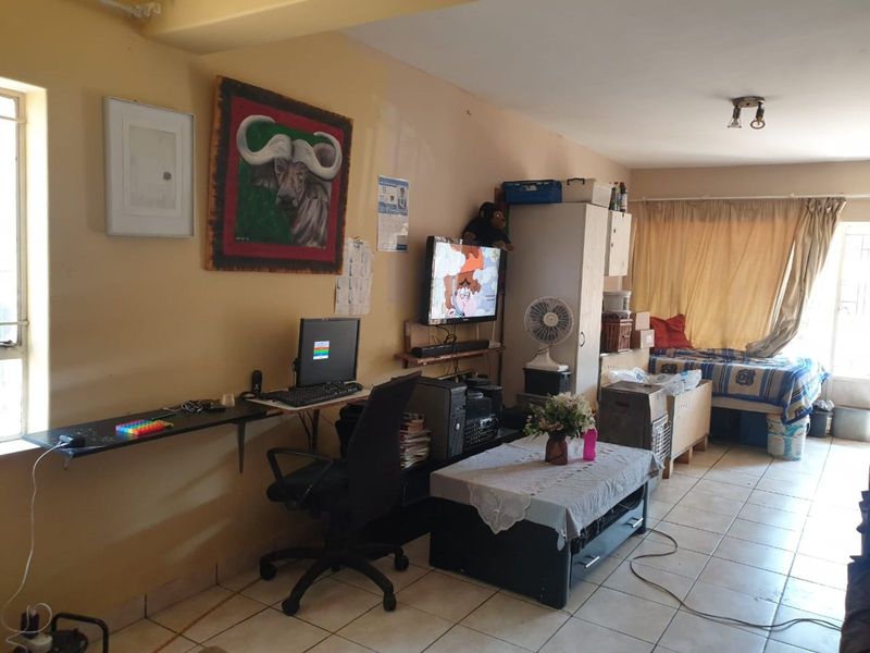 Apartment For Sale in Windsor East - Photo 2