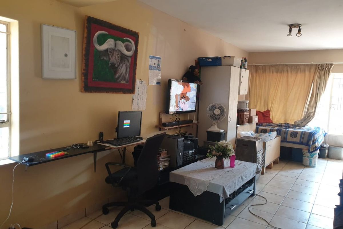 Apartment For Sale in Windsor East - Photo 2