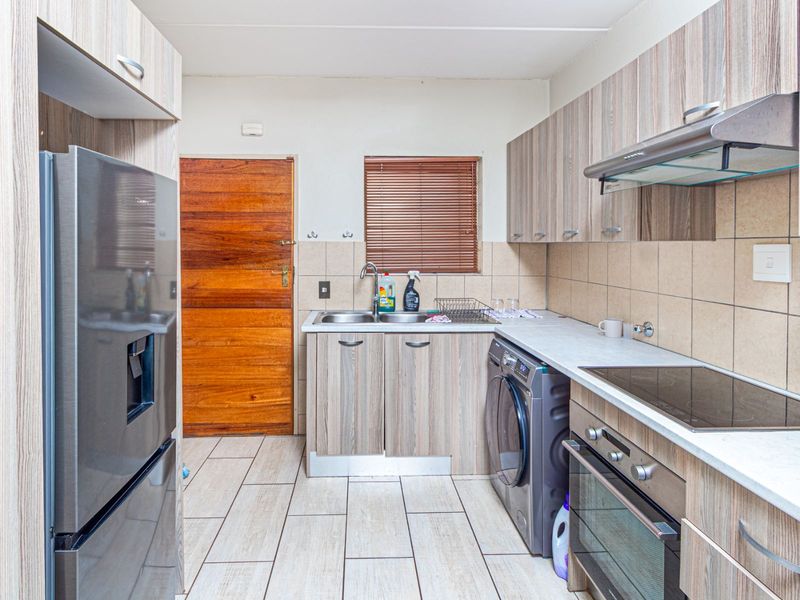 Apartment For Sale in Sundowner - Photo 10