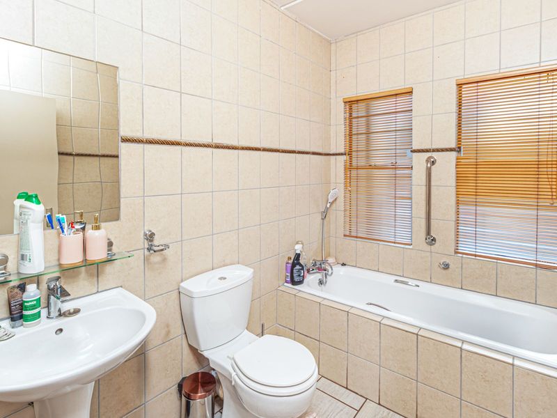 Apartment For Sale in Sundowner - Photo 9