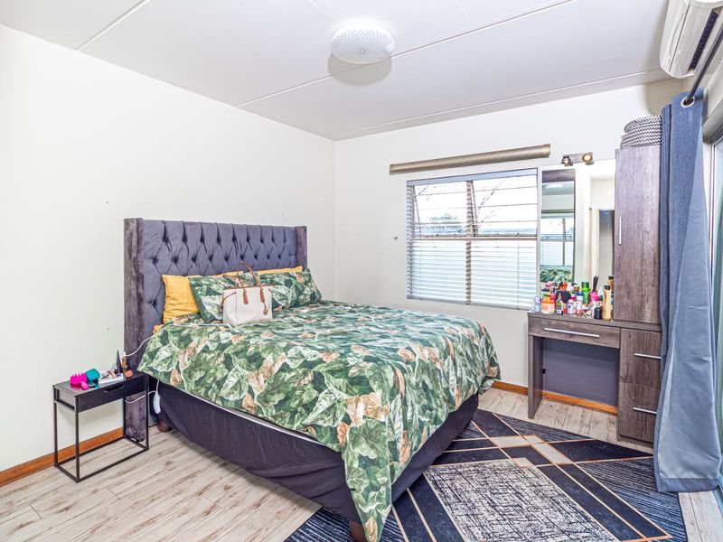 Apartment For Sale in Sundowner - Photo 4