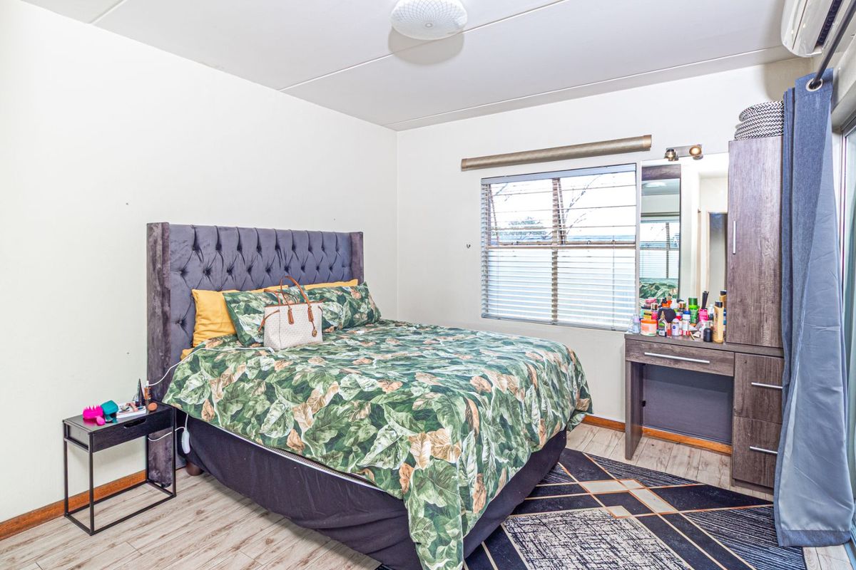 Apartment For Sale in Sundowner - Photo 4