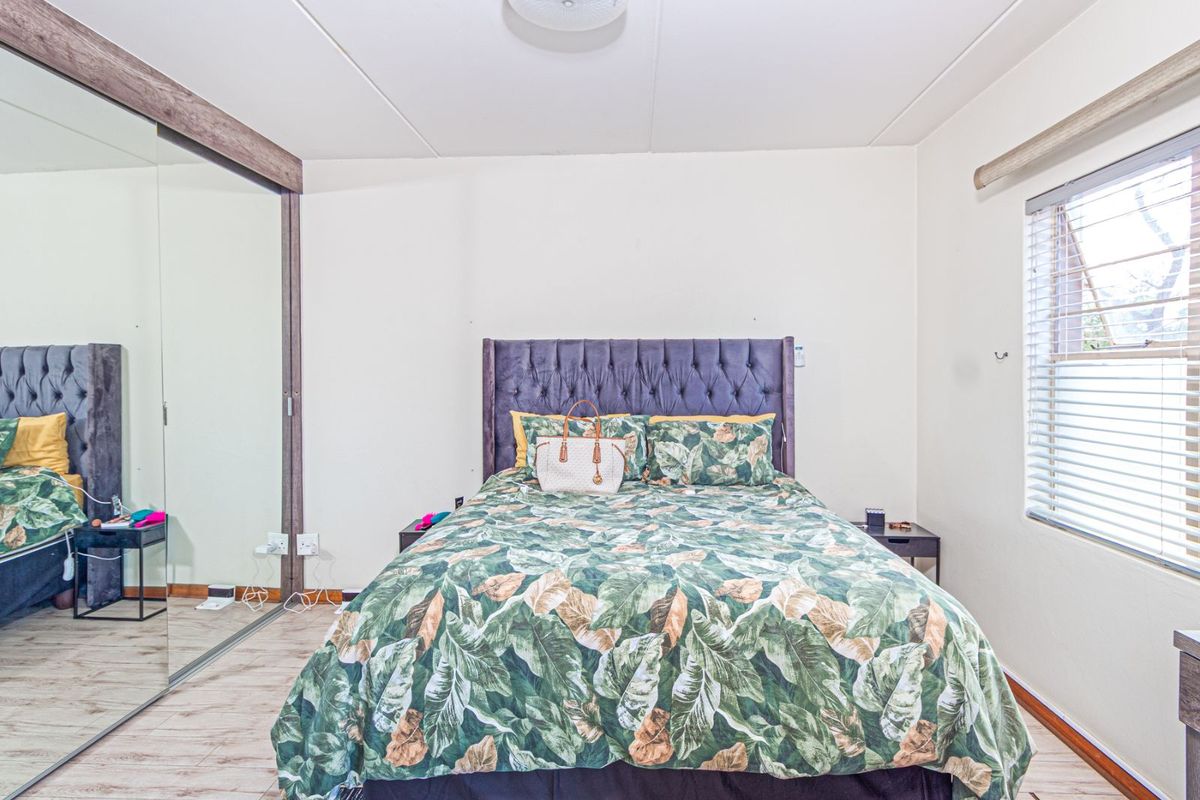 Apartment For Sale in Sundowner - Photo 5