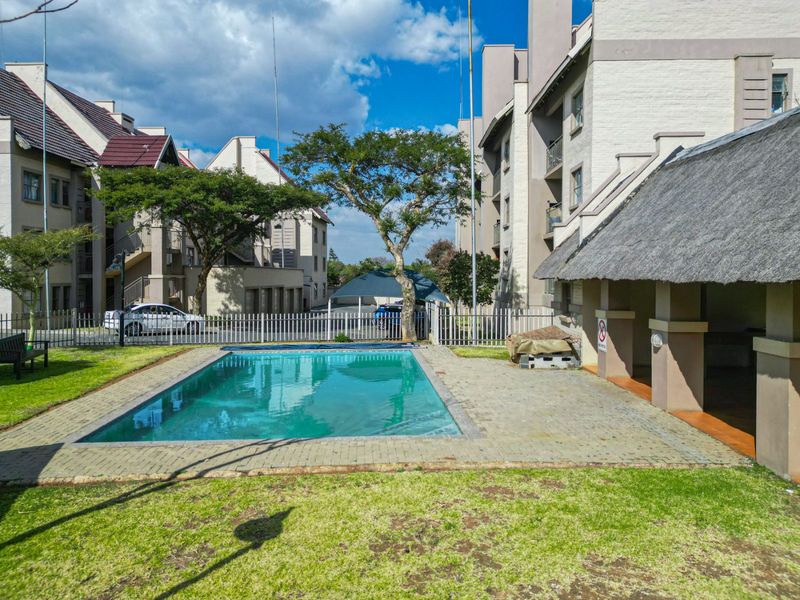 Apartment For Sale in Sundowner - Photo 2
