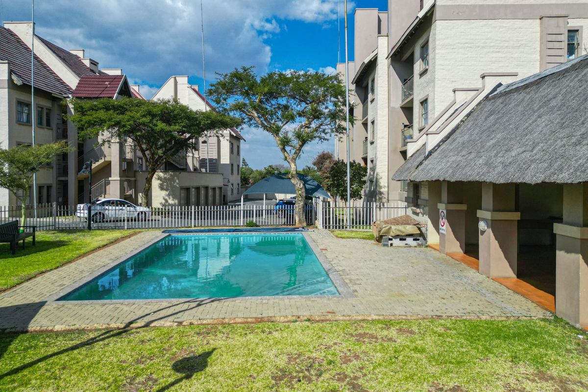 Apartment For Sale in Sundowner - Photo 2