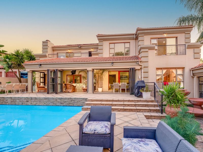 House For Sale in Ruimsig - Photo 2