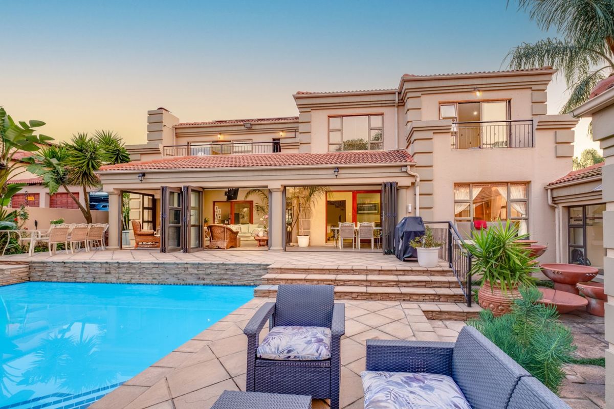 House For Sale in Ruimsig - Photo 2