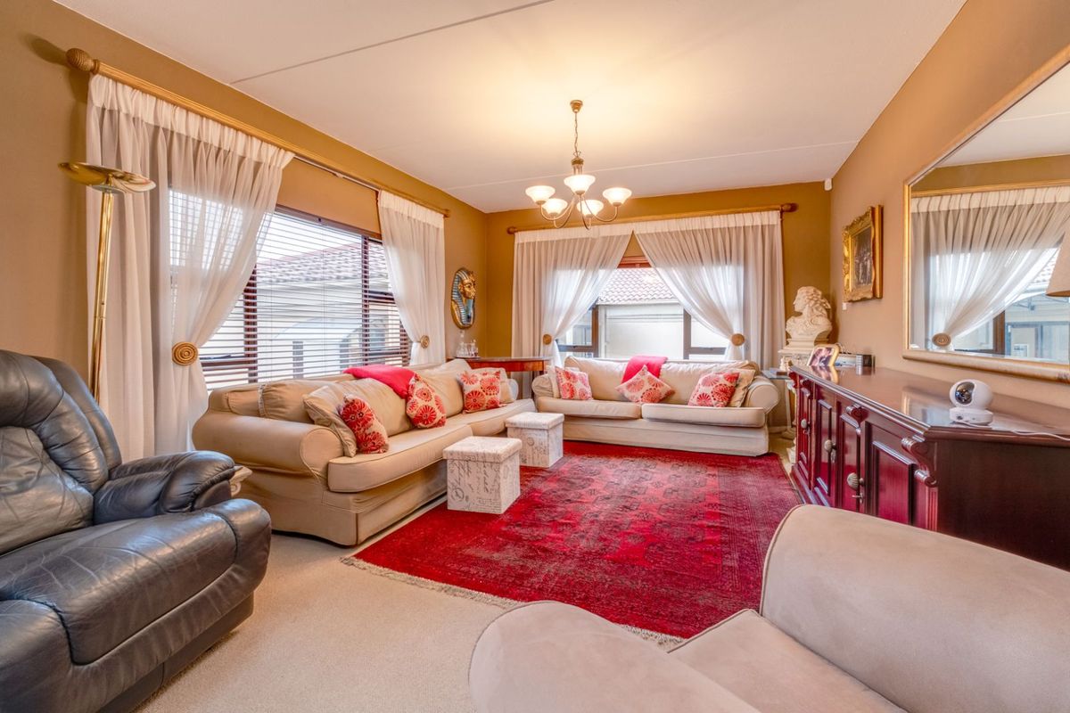 House For Sale in Ruimsig - Photo 5