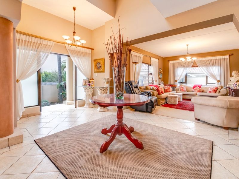 House For Sale in Ruimsig - Photo 4