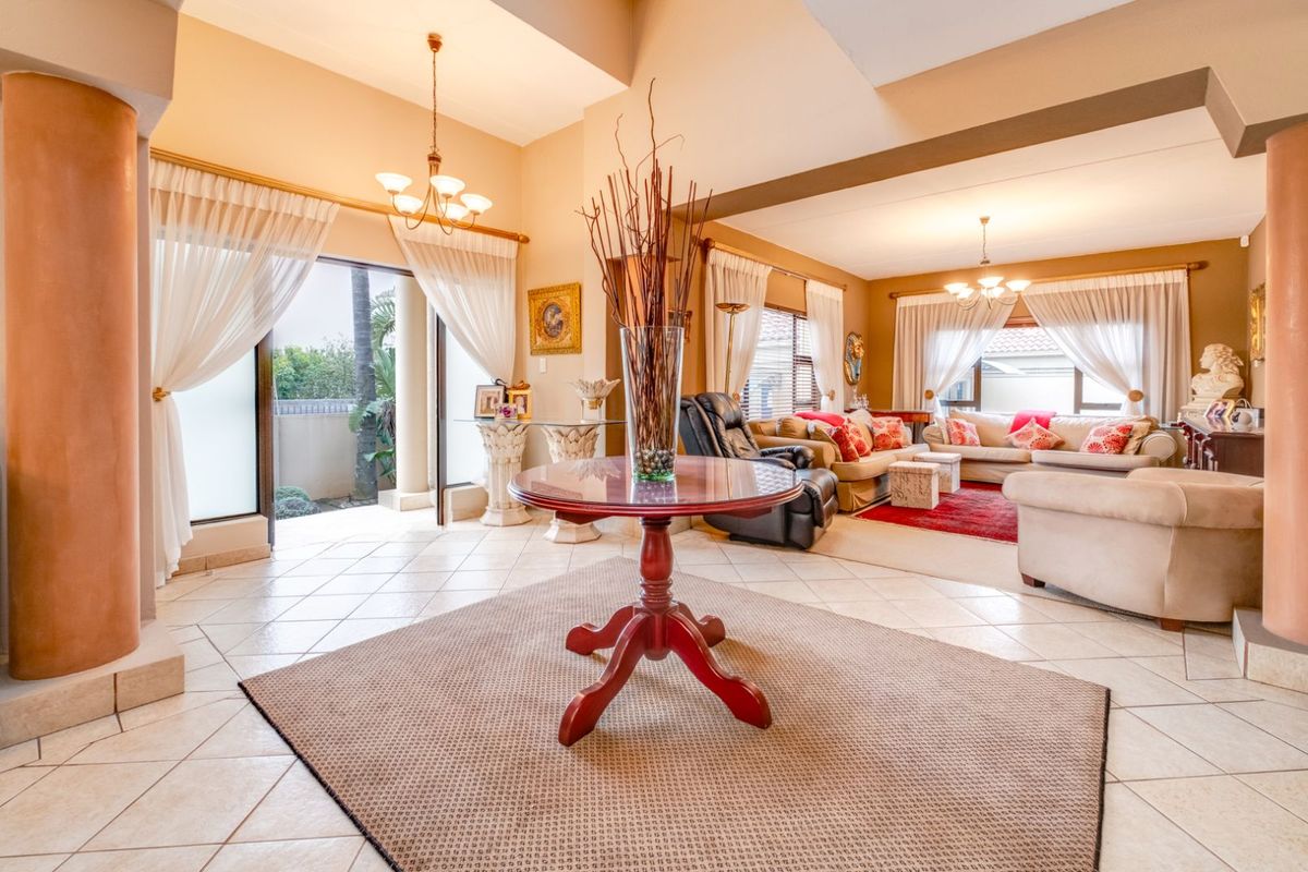 House For Sale in Ruimsig - Photo 4