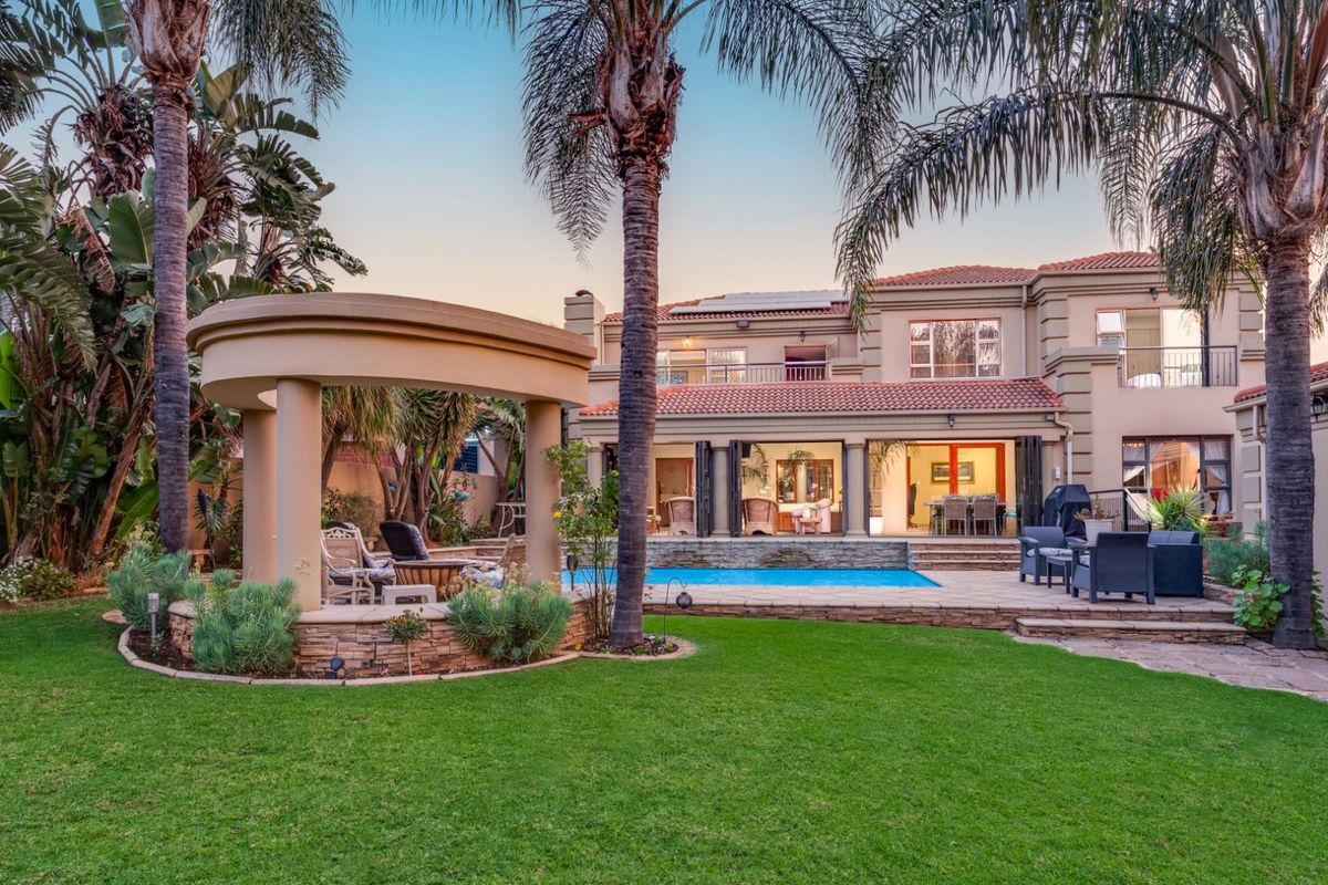 House For Sale in Ruimsig - Photo 3