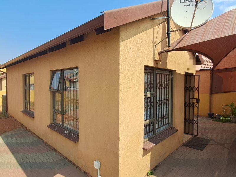 House For Sale in Soshanguve East - Photo 4