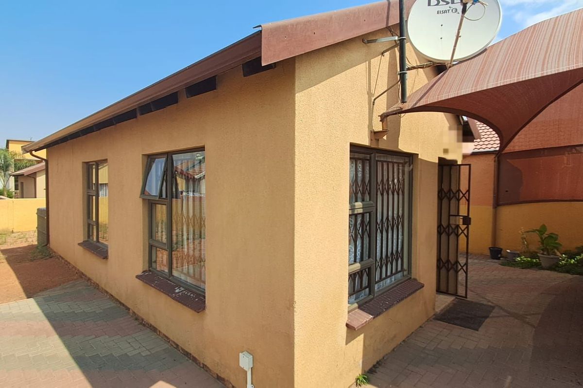 House For Sale in Soshanguve East - Photo 4