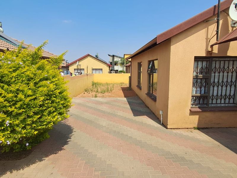House For Sale in Soshanguve East - Photo 5