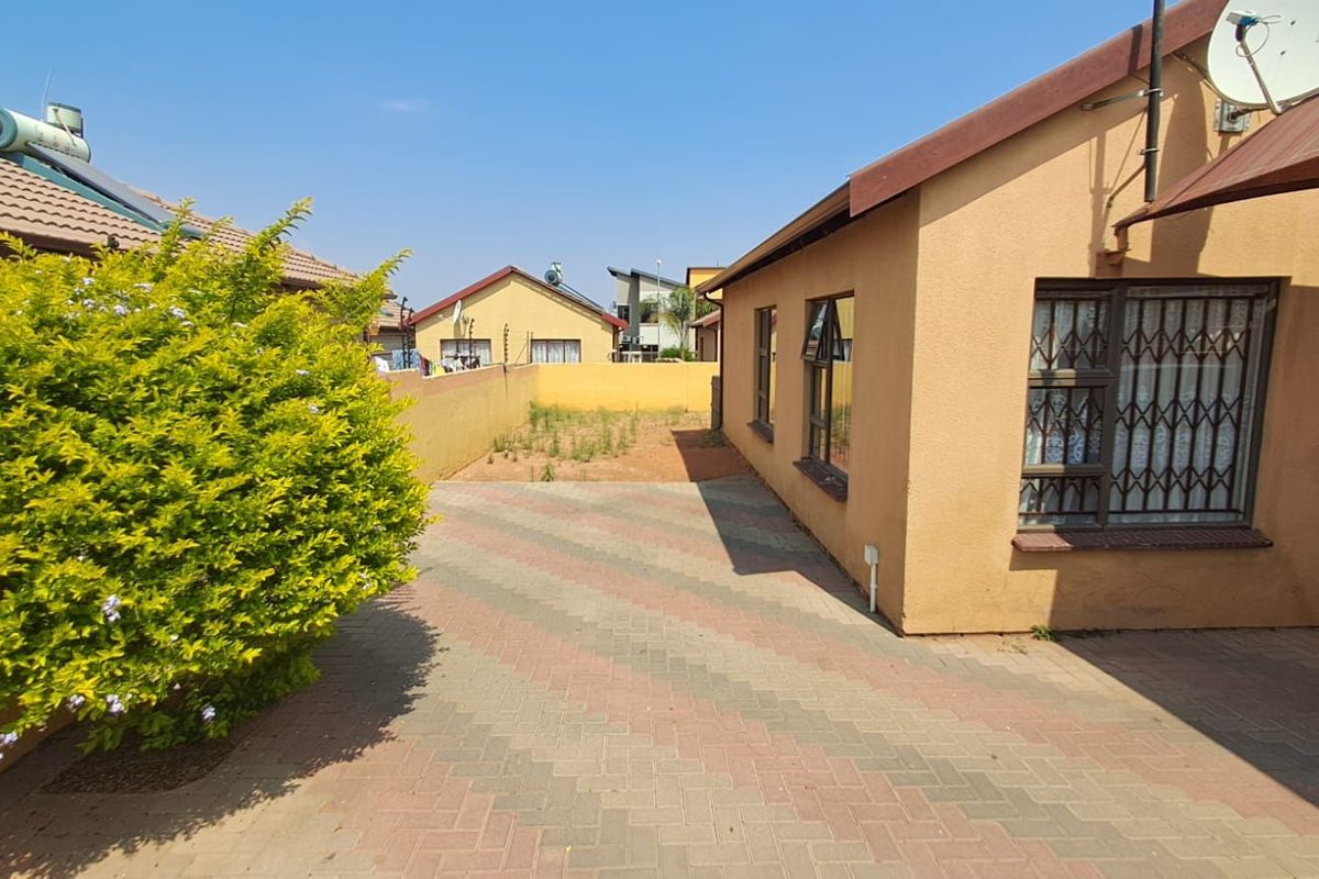 House For Sale in Soshanguve East - Photo 5
