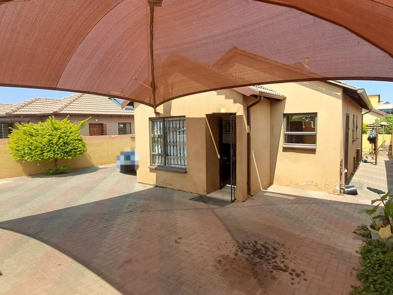 House For Sale in Soshanguve East - Photo 3