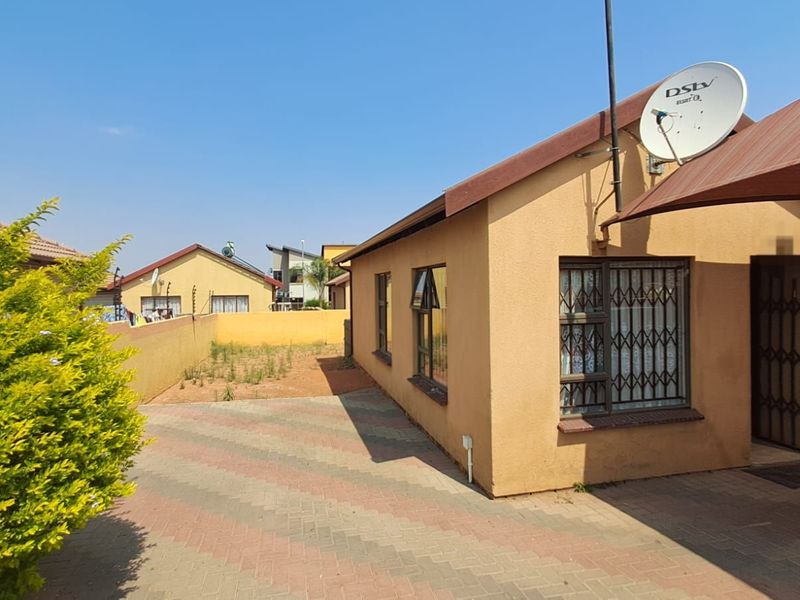 House For Sale in Soshanguve East - Photo 2