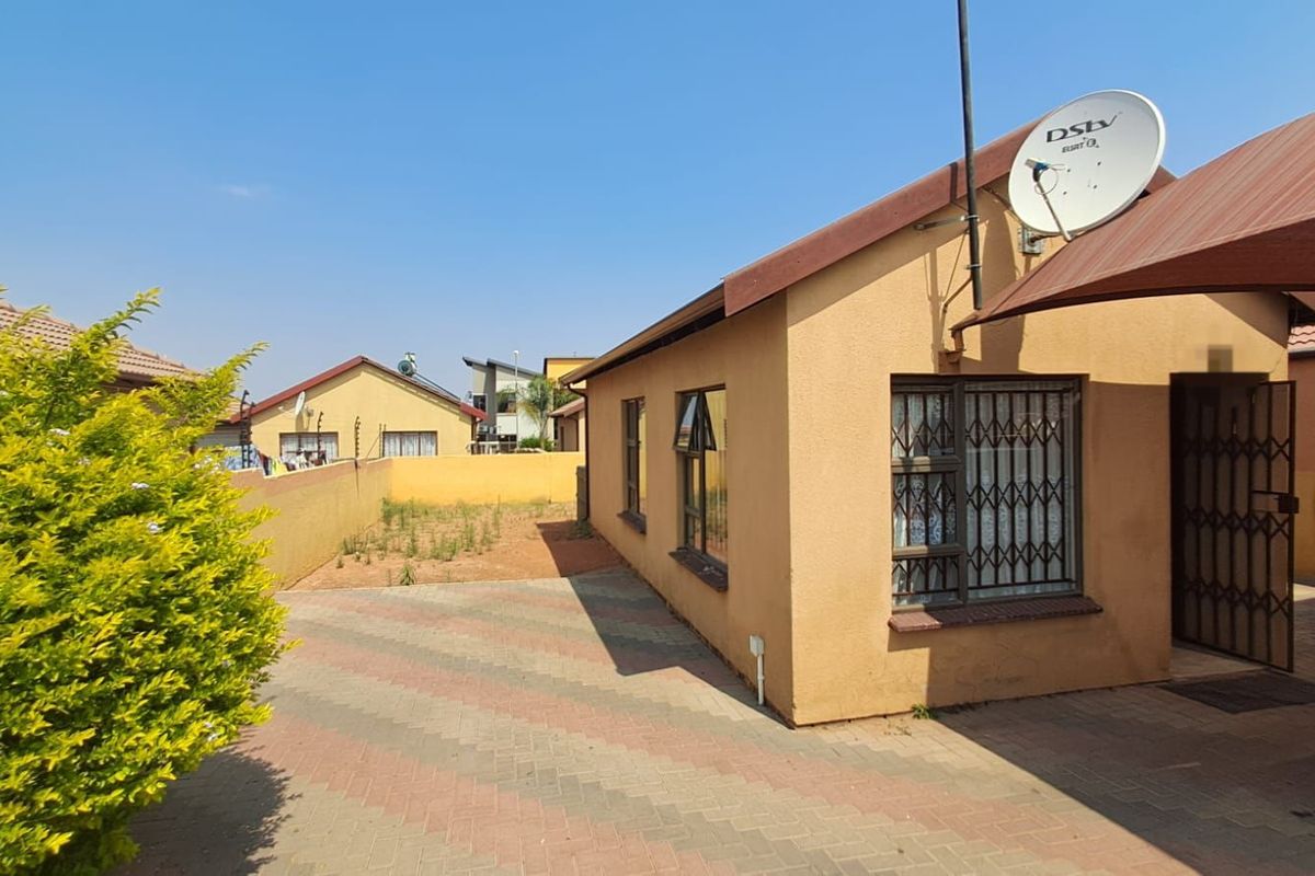House For Sale in Soshanguve East - Photo 2