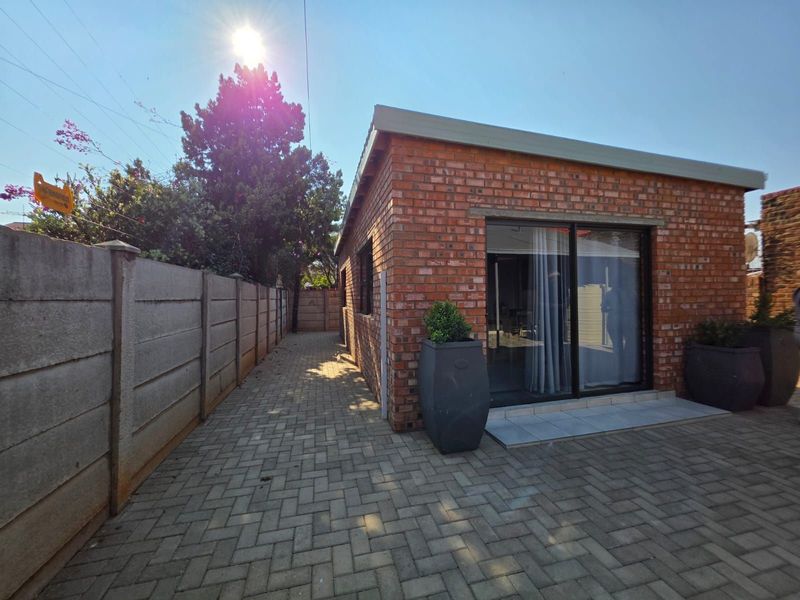 House For Sale in New Park - Photo 3