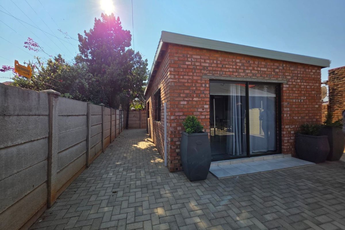 House For Sale in New Park - Photo 3