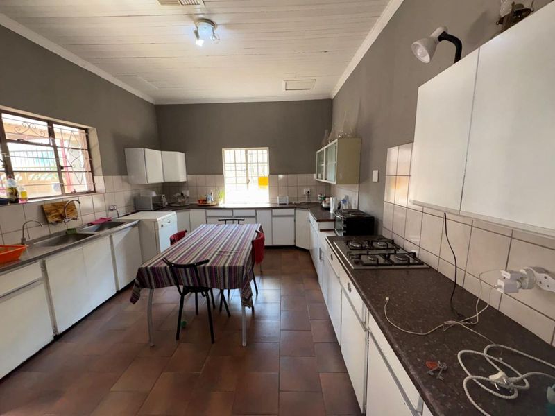 House For Sale in Beaconsfield - Photo 8