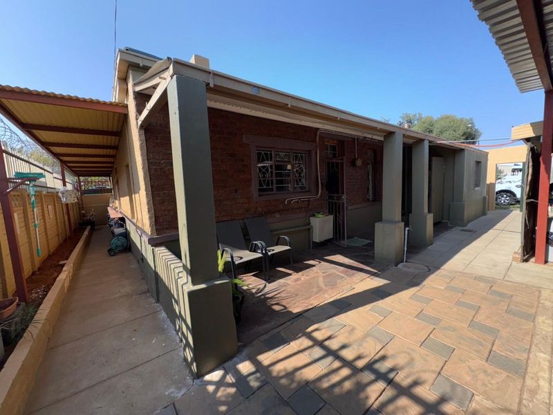 House For Sale in Beaconsfield - Photo 4