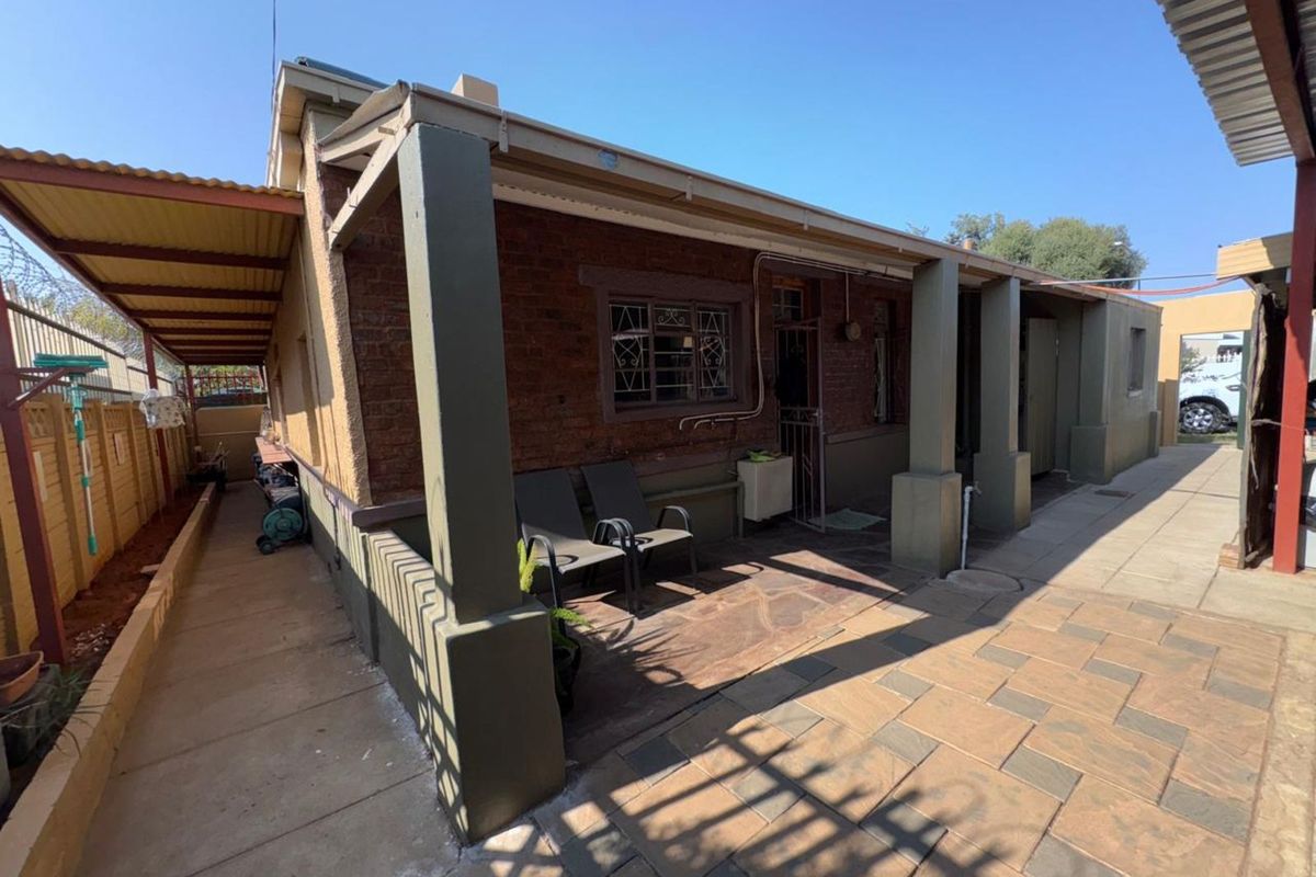 House For Sale in Beaconsfield - Photo 4