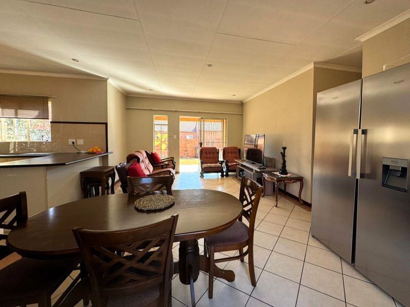 Townhouse For Sale in Equestria - Photo 8