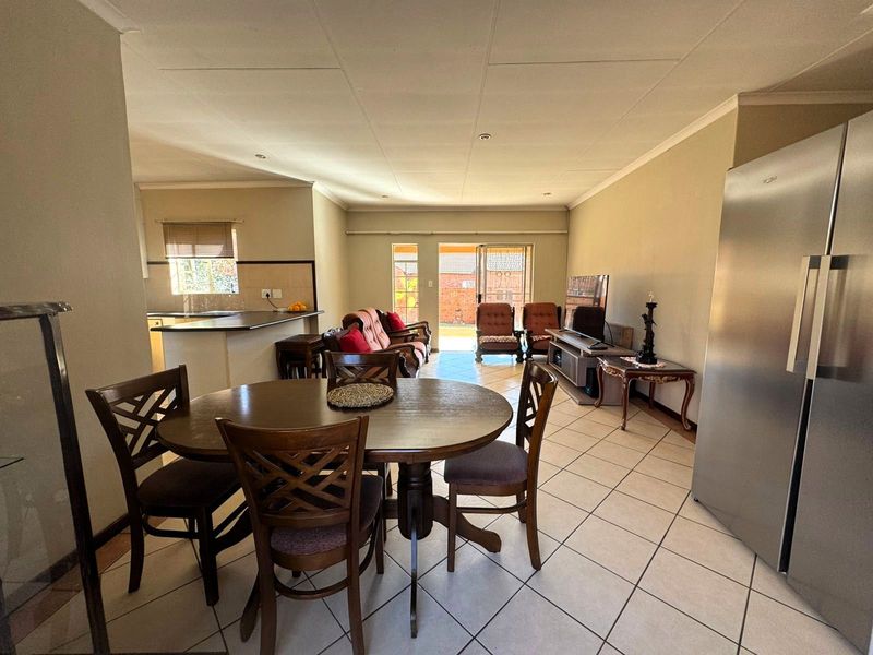 Townhouse For Sale in Equestria - Photo 7