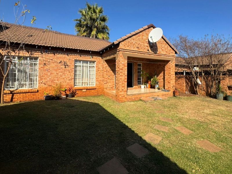 Townhouse For Sale in Equestria - Photo 2