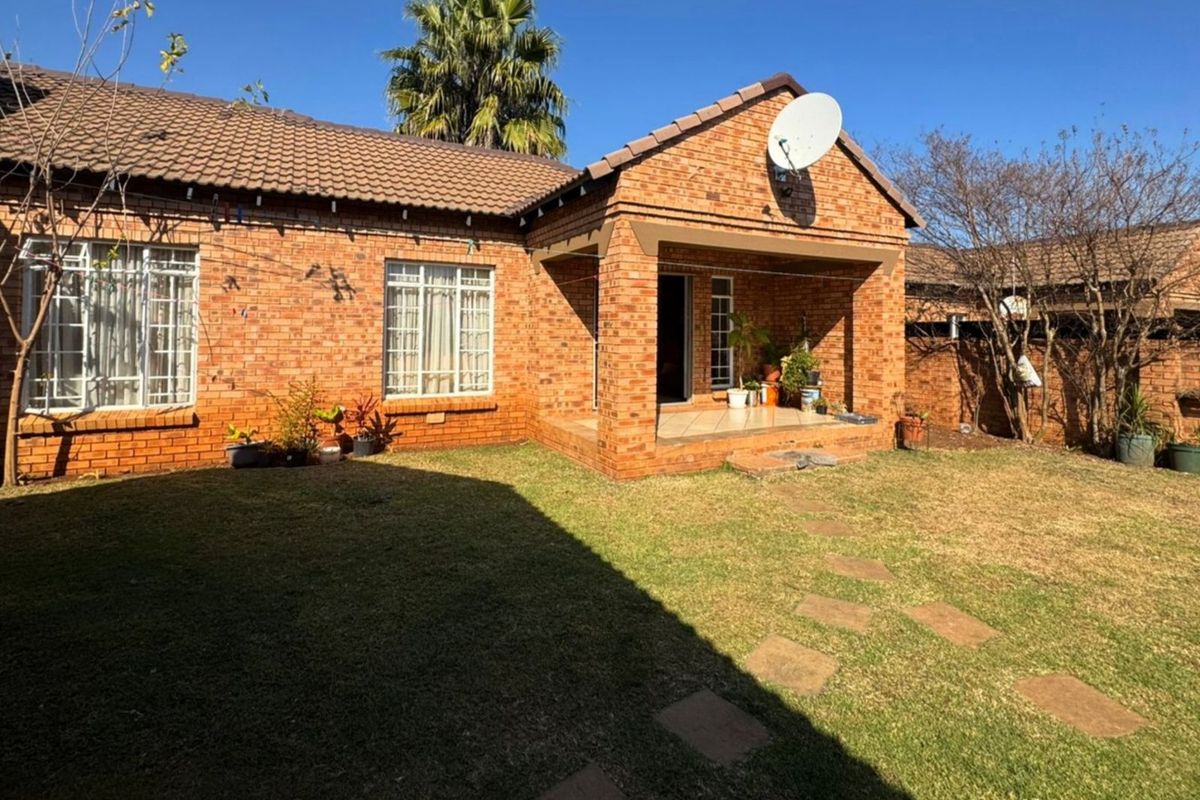 Townhouse For Sale in Equestria - Photo 2